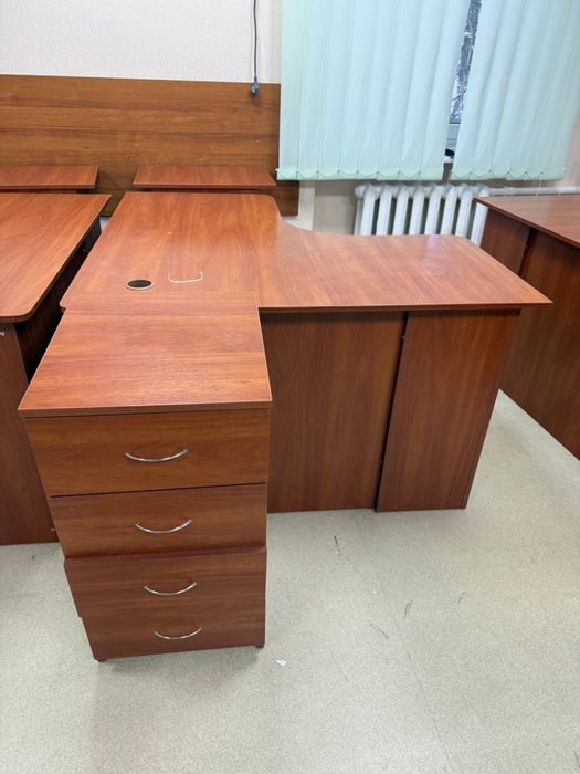 РОЗПРОДАЖ столи офісні письмові кутові з тумбами шафи стелажі крісла директорські меблі для офісу