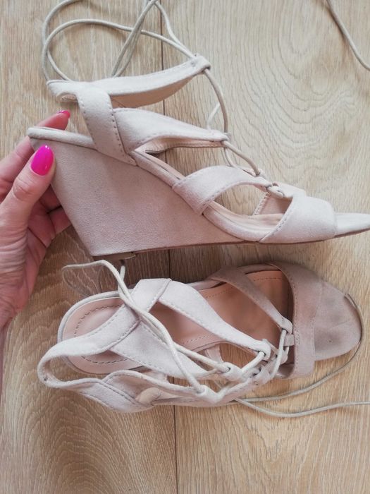 Beżowe zamszowe sandały na koturnie wiązane