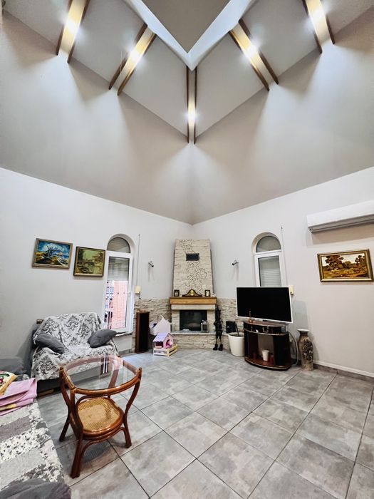 Продаж будинку  з басейном в місті Буча