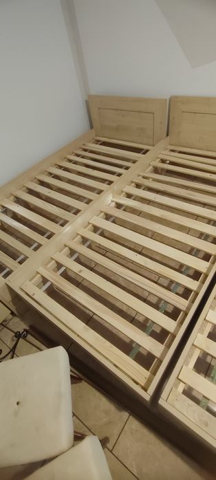 Trzy łóżka z materacami