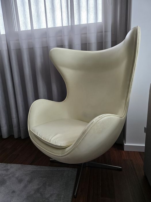 Poltrona Egg de couro bege.