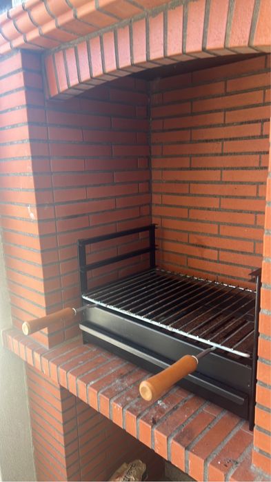 Muito novo GRELHADOR. Usado 5 vezes apenas.