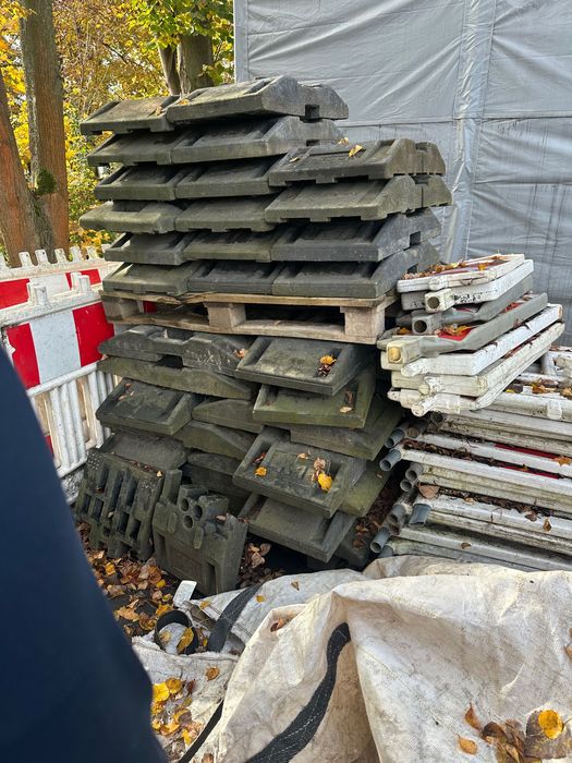 Barierki , płotki, stopy , zabezpieczenie wykopu budowy