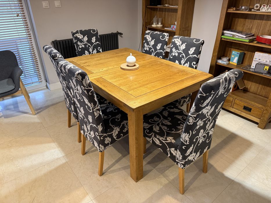Angielski dębowy stół z 6 krzesłami tapicerowanymi