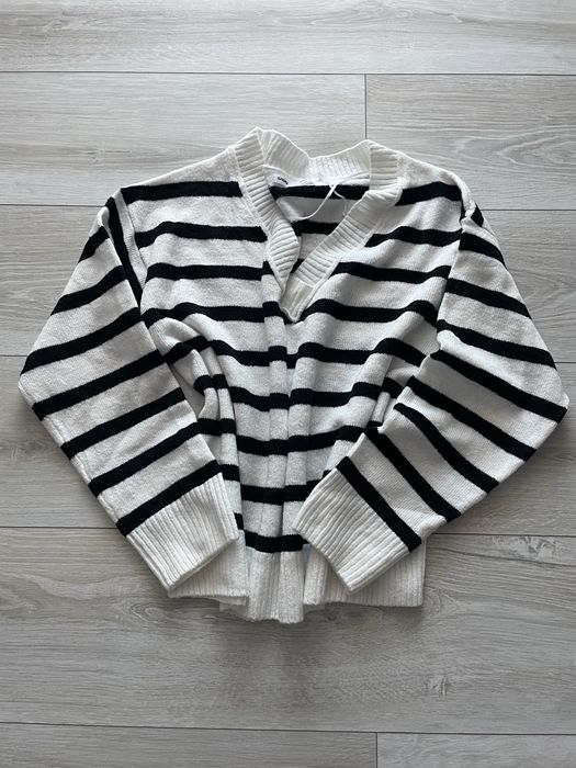 Sweter bialy damski w paski dekolt serek