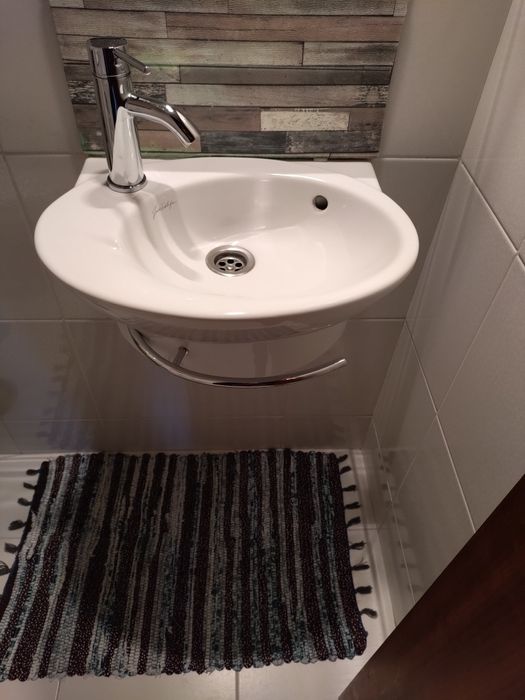 VENDIDO Lavatório moderno com  suporte toalha – Como novo