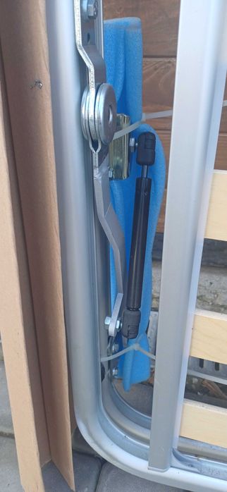 Stelaż łóżka łamany na siłownikach przyczepa kempingowa kamper