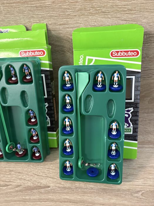 zestaw to kultowa gra planszowa w piłkę nożną Subbuteo
