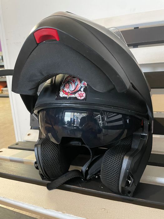 Três capacetes de mota