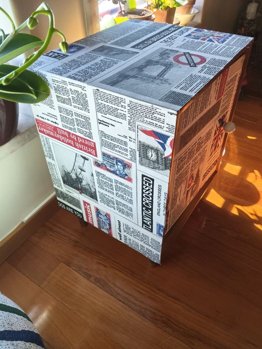 Pequeno móvel em madeira