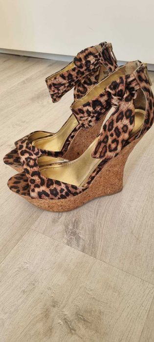 Damskie sandałki na koturnach