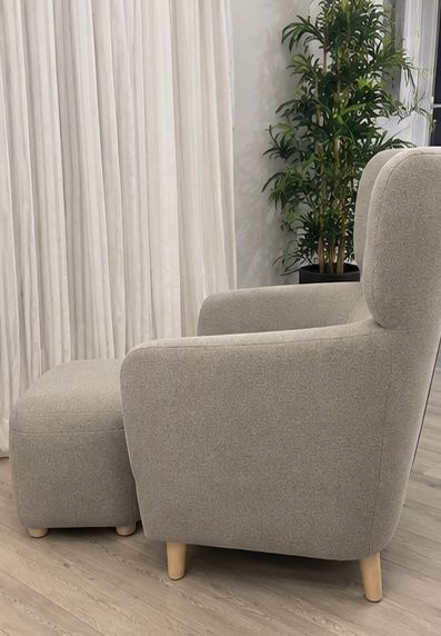 Poltrona IKEA OSKARSHAMN + repousa-pés – Bege/Cinzento