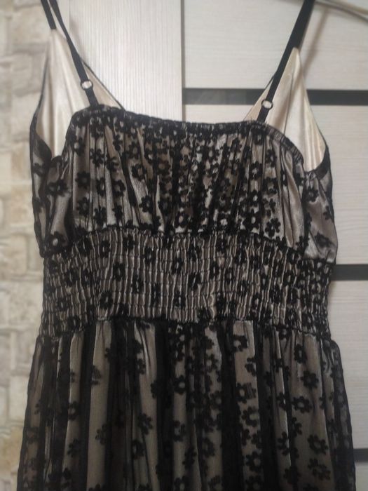 Нарядное платье в бельевом стиле на тонких брительках