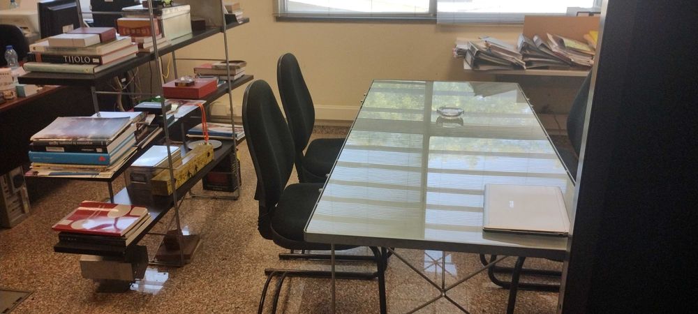 Mesa de vidro  com 4 cadeiras e estante de apoio