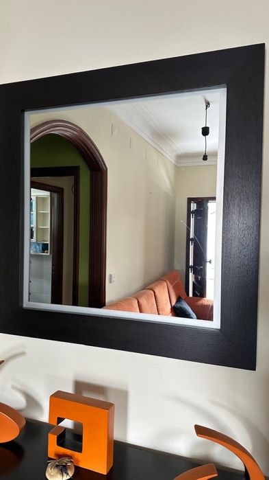 Espelho grande com borda preta