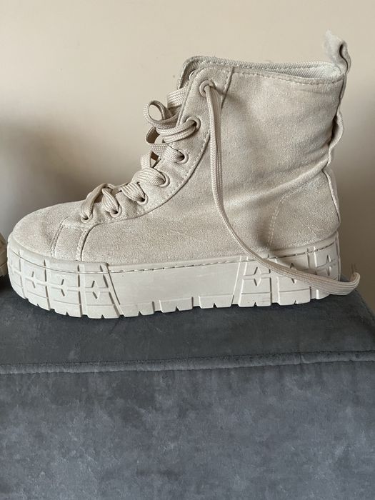 Bezowe botki na grubej podeszwie 38