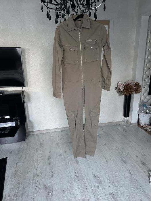 Stylowy kombinezon khaki z kieszeniami – must-have sezonu!