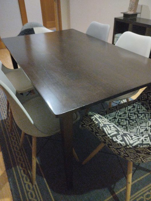 Mesa de sala de jantar com algum uso, motivo, para desocupar