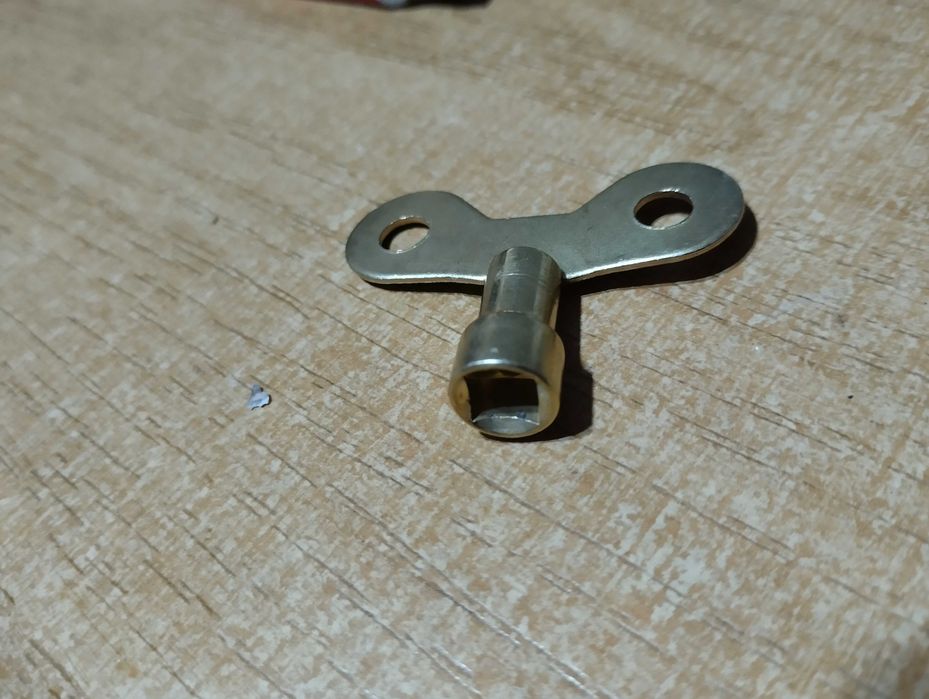 kluczyk metalowy z otworem kwadratowym