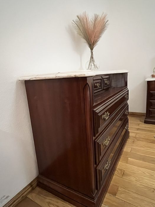 Comoda em mogno com tampo em marmore