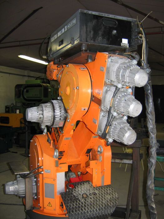 robot spawalniczy KUKA 161/15/25