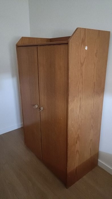 Cama mais roupeiro, em madeira e com estrado. Óptimo estado