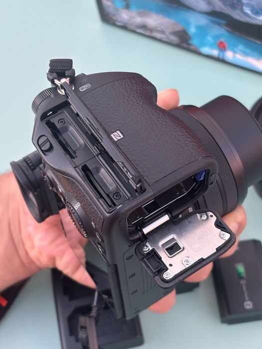 Sony Alpha A7 III + Objetiva FE 28-60mm + FE 50mm F1.8 + 2 Baterias | Estado Impecável