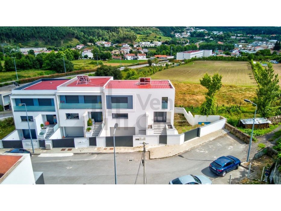 Vende-se Moradia Gaveto- Nova - Braga