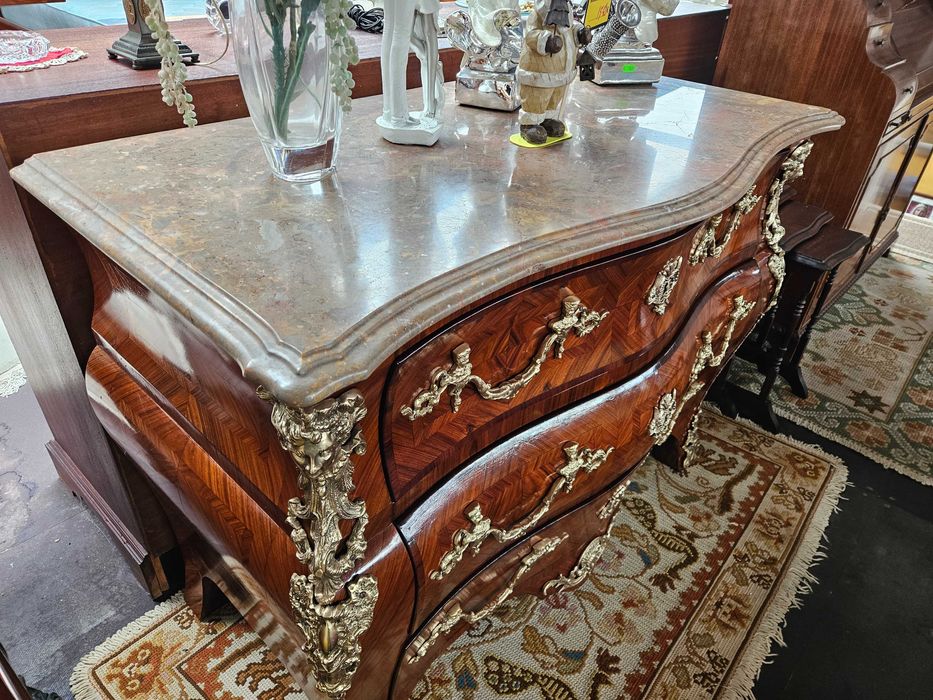 Imponente cómoda antiga estilo Luis XV - Restaurada