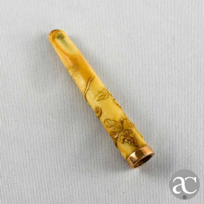 Antiga Boquilha em matéria nobre em relevo e ouro