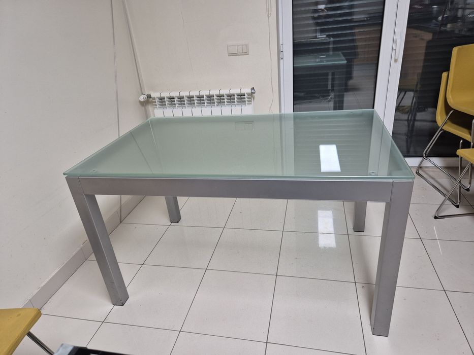 Mesa de cozinha em inox e vidro