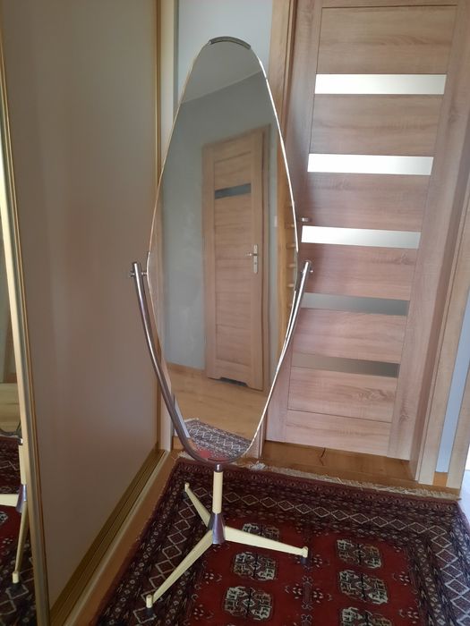 Niesamowite lustro dwustronne stojące.