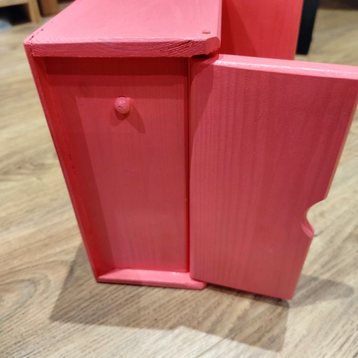 Drewniana szafa dla lalek