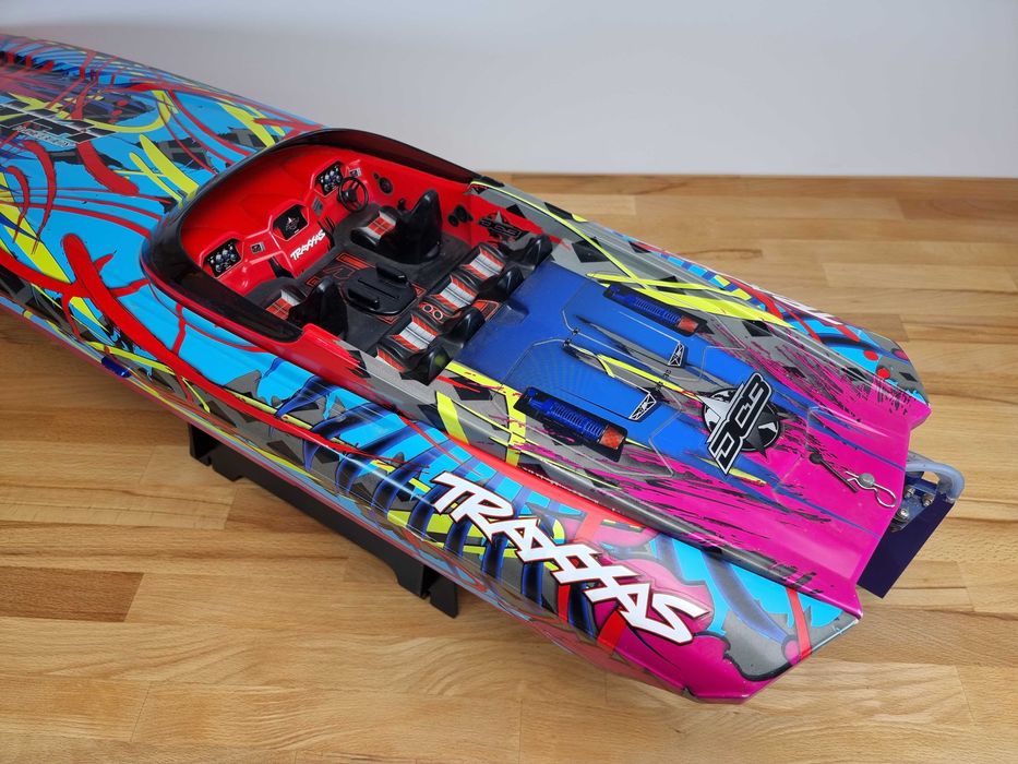 Model łodzi wyścigowej RC Traxxas DCB M41 Widebody Catamaran + pakiety