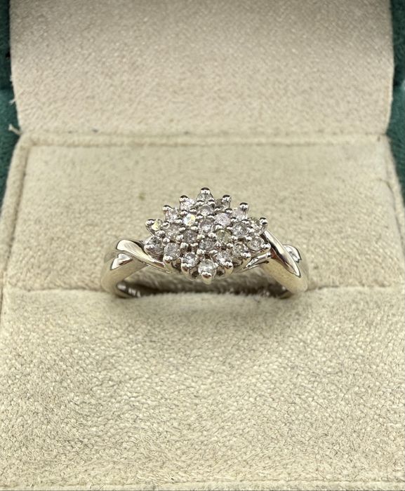 Złoty pierścionek z diamentami 0,25ct