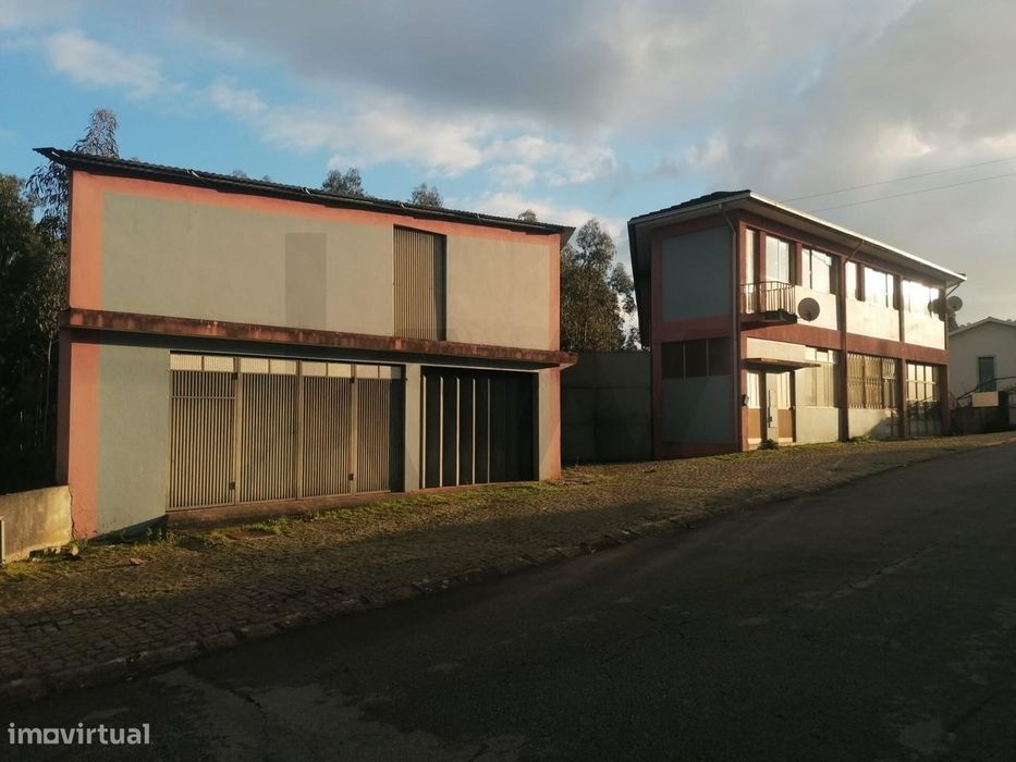 Armazém para atividades industriais com 1.464m2 de área útil e 400m2 d