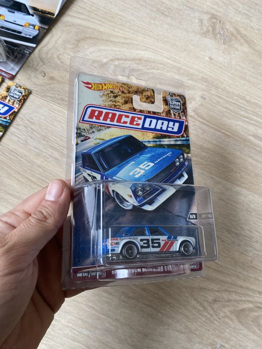 Hotwheels datsun 510 race day  box premium