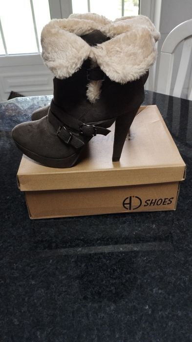 Botins tam. 37, com duas opções de uso