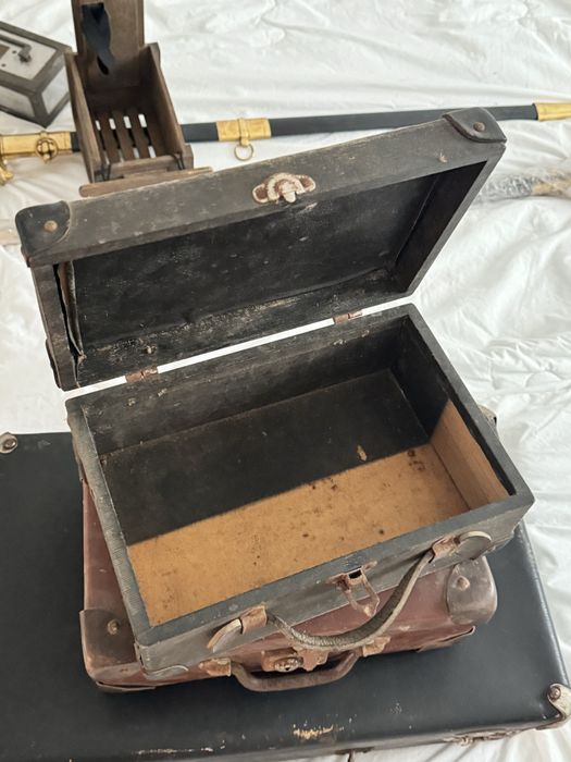 Conjunto 3 malas antigas e 2 caixas metalicas antiguidades