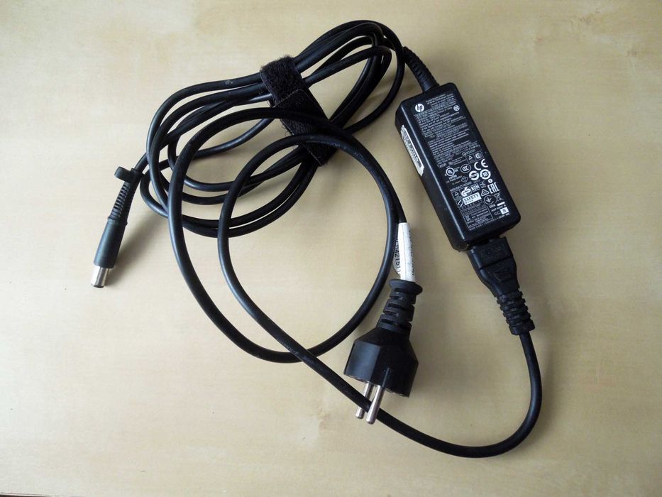 Carregador: Toshiba - 65W, Fujitsu - 65W e 90W, HP - 45W (ficha grossa) - preço fixo 15€