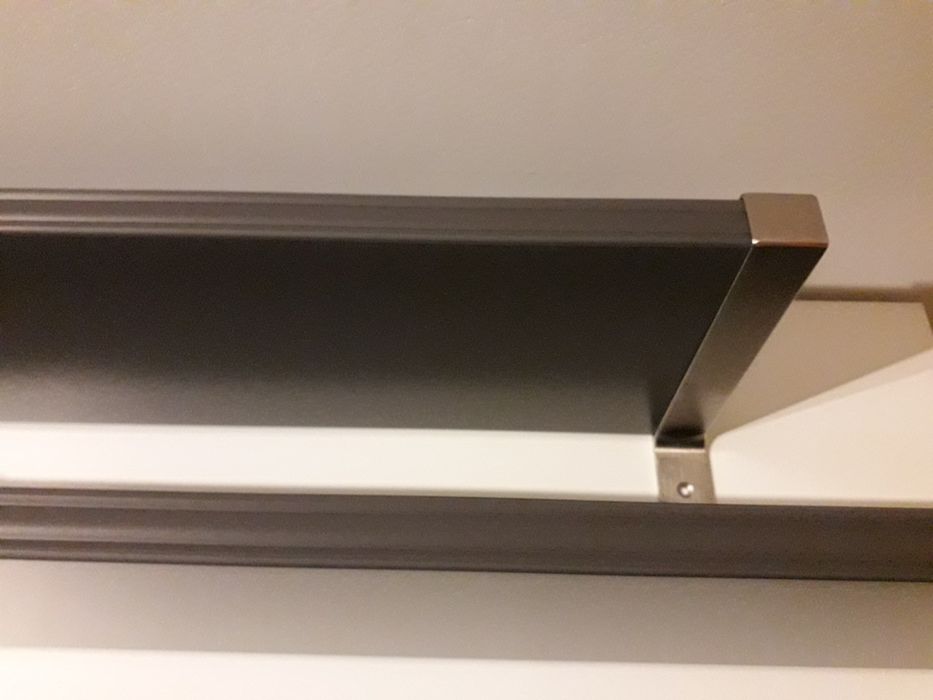 Duas prateleiras cinza escuro