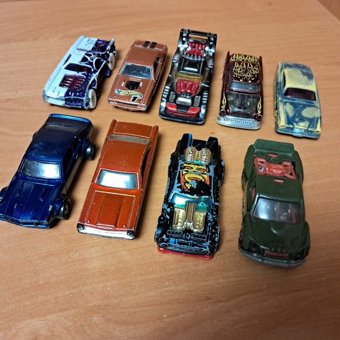 Маленькі машинки хот вілс