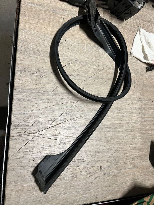 Uszczelka e39 drzwi Przód lewy przednia lewa górna na górną listwę