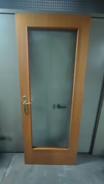 Porta interna de madeira com vidro
