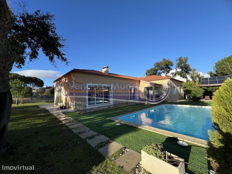 Moradia T4 em Santo Estevão (STE075)