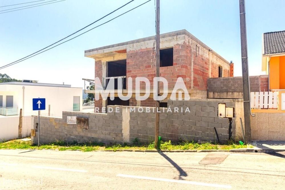 Moradia em construção em Lobão