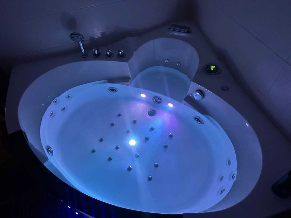 Wanna narożna z hydromasażem z funkcją masażu oświetlenie LED jacuzi jakuzi spa domowa domowe masaż rehabilitacja LCD głosnik dysze