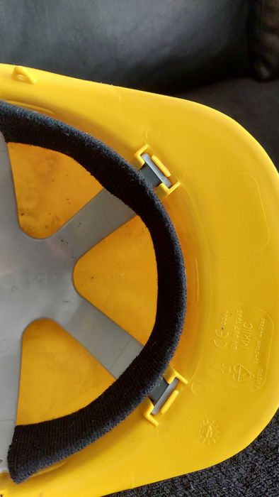 Capacete de proteção amarelo