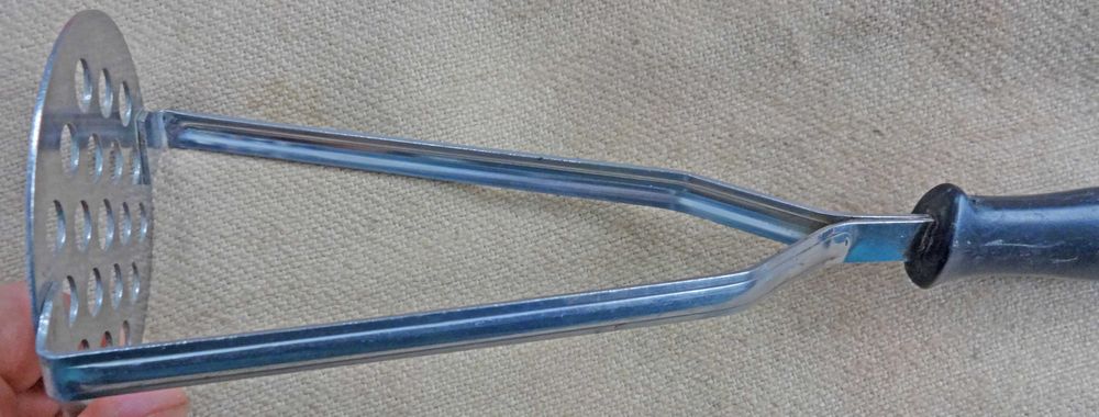 Толкучка почти новая с нержавейки диаметр 7,5 см длина ручки 28 см