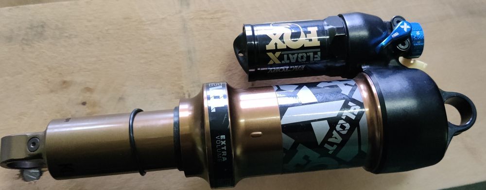 Suspensão e amortecedor fox